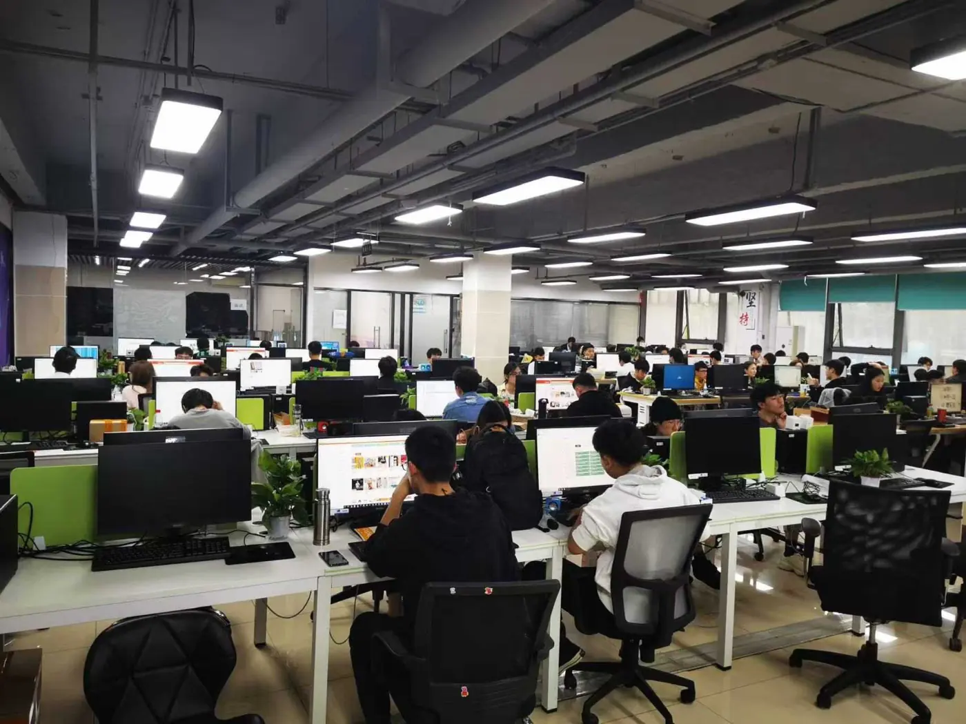 小牛跨境广州总部办公与直播团队实拍